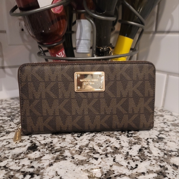 Michael Kors Large Logo Continental Wallet - Picture 1 of 8